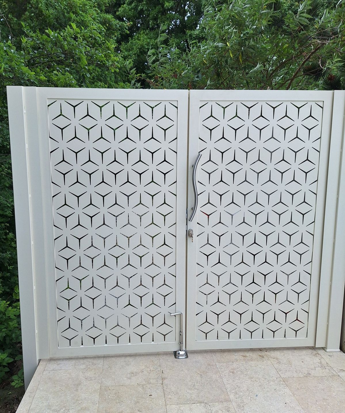 Pagar dan pintu gerbang laser cutting motif custom untuk proyek Bintaro